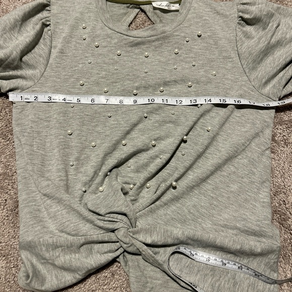 Skonhet Women’s M Gray Short Sleeved Pearl Shirt Knot Front Open Back - Picture 7 of 9